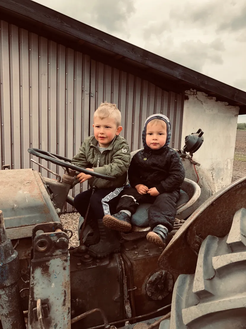 Brødre på traktor-FOTO-2500px